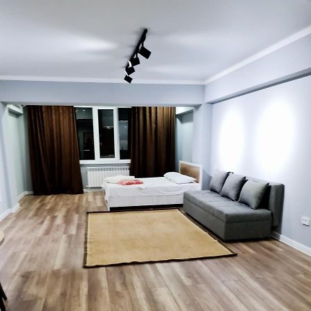 Апартаменты В Центре, В Новом Доме Alma-Ata Buitenkant foto